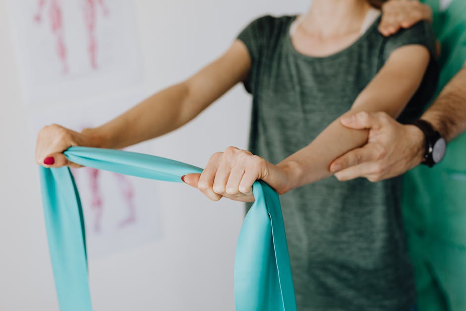 Stretch band exercise with rehabilitation patient at Neurowell Stretch band exercise with rehabilitation patient at Neurowell
